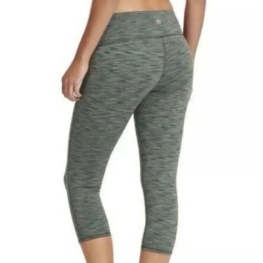 Athleta Energy Chaturanga Capri Leggings in a green space dye pattern